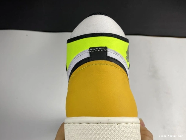 'VOLT JORDAN GOLD' 555088-118 1 AIR HIGH RETRO OG 0702